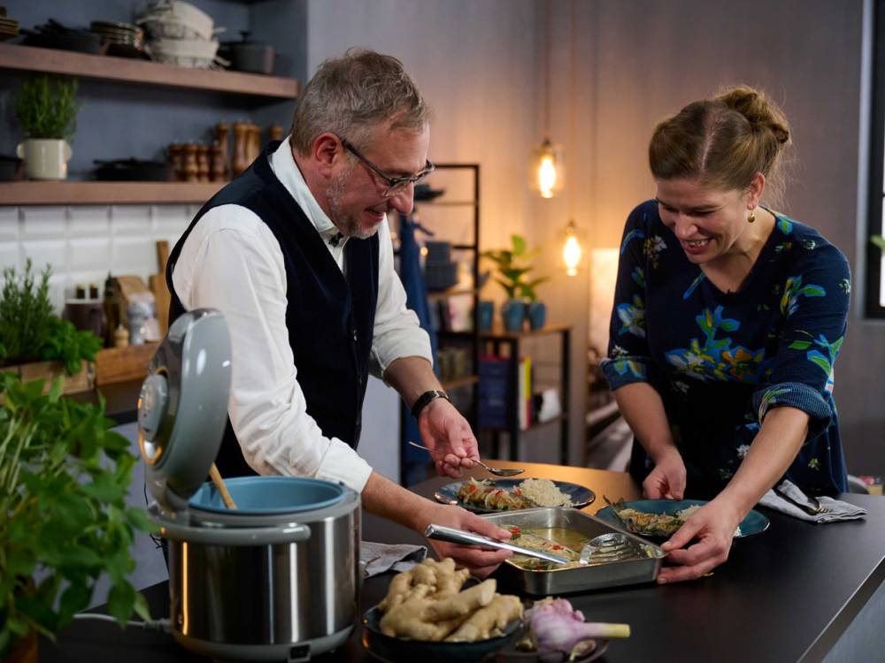 Stevan Paul und Antje de Vries kochen gemeinsam / ©Mittagstisch