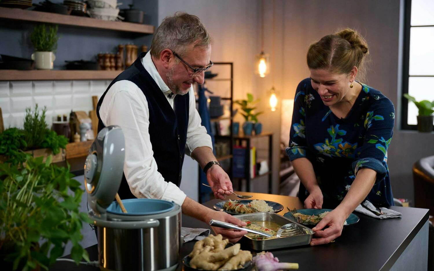 Stevan Paul und Antje de Vries kochen gemeinsam / ©Mittagstisch