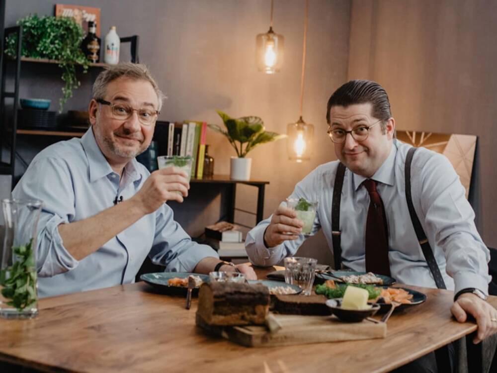 Stevan Paul und Joerg Meyer trinken den berühmten Gin Basil Smash / ©Mittagstisch