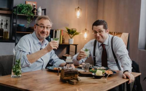 Stevan Paul und Joerg Meyer trinken den berühmten Gin Basil Smash / ©Mittagstisch