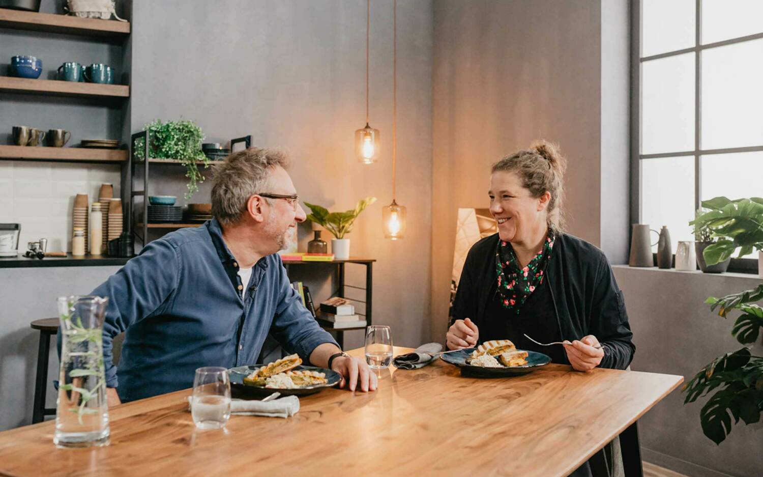 Stevan Paul und Martina Olufs schnacken über Kochbücher / ©Mittagstisch