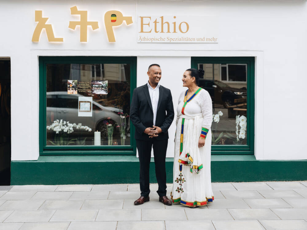 Tadele Mengistu mit seiner Frau Elsa vor ihrem Restaurant Ethio / ©Julia Schumacher