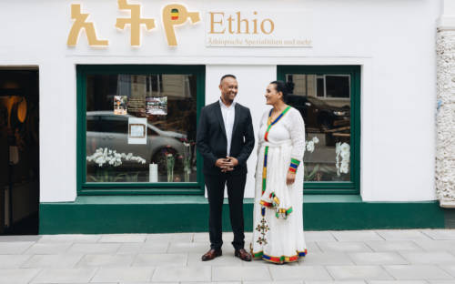 Tadele Mengistu mit seiner Frau Elsa vor ihrem Restaurant Ethio / ©Julia Schumacher