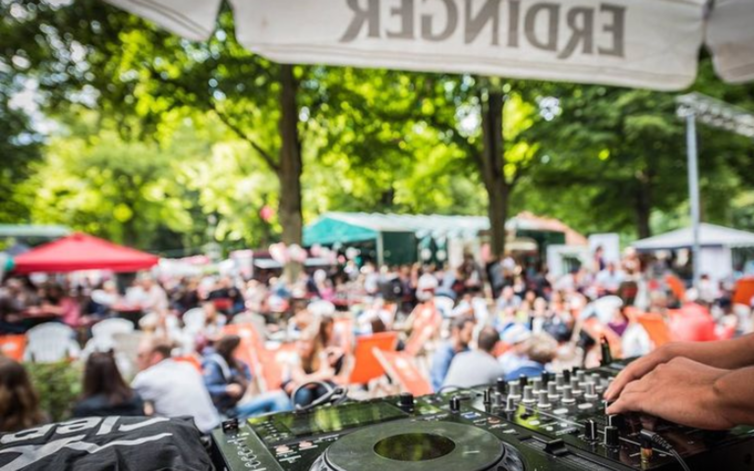 Venga Boys, Lenny Kravitz, Eiffel 65 und viele mehr: Der DJ spielt am Sonntag Klassiker aus den 90er Jahren / ©Landhaus Walter