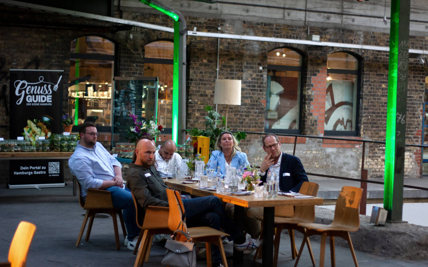 Vom Fach: Die Kaffeeröster Frederic Peters (links) und Argin Keshishian Namagerdi (Mitte) sowie Robert Peters von Rindchen‘s Weinkontor mit Szene-Hamburg Chefin Tanya Kumst und Chirurg Jan Nebendahl / ©Johanna Zobel