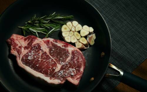 Auch in den Elbvororten kommt das Steak ohne Chichi auf den Teller / ©Unsplash /Nanxi Wei
