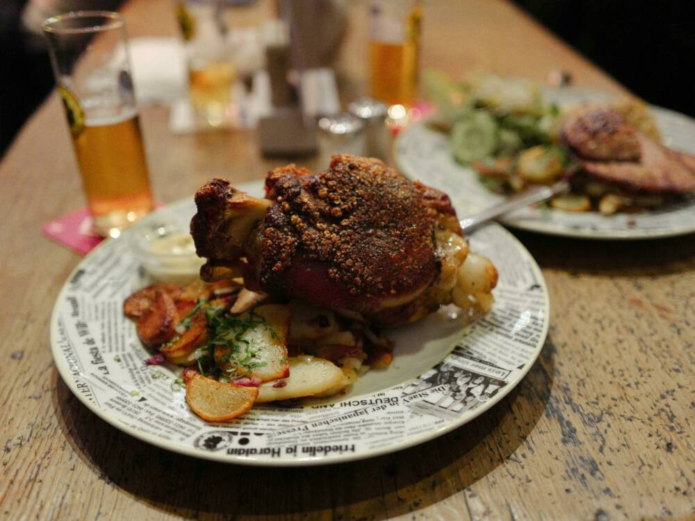 Bratkartoffeln und andere Klassiker aus der Deutschen Küche gibt’s in Hauptbahnhofnähe / ©unsplash/Sofia Lyu