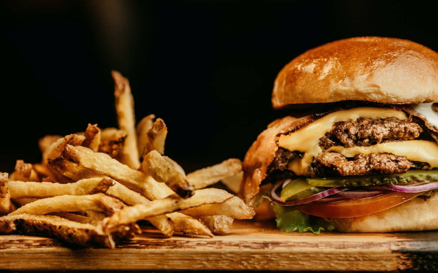 Doppelte Pattys für Burger-Fans gibt es bei Peter Pane / ©Unsplash / Jonathan Borba