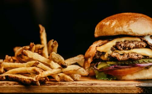 Doppelte Pattys für Burger-Fans gibt es bei Peter Pane / ©Unsplash / Jonathan Borba