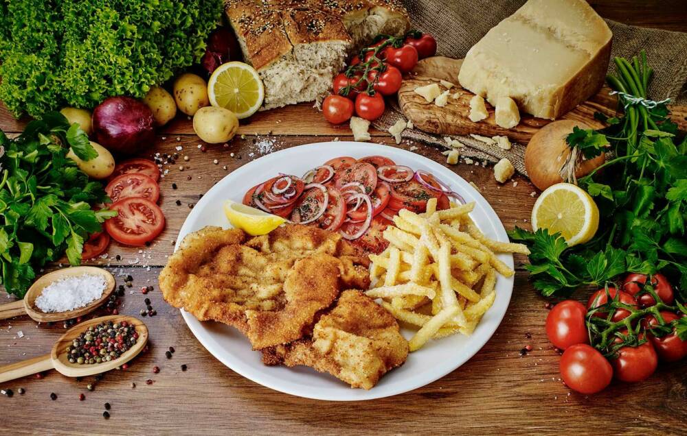 Ein Klassiker im Schweinske: Schnitzel mit Pommes / ©Schweinske