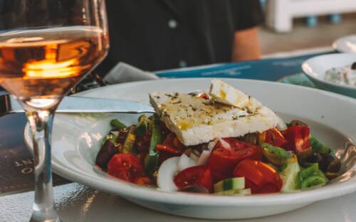 Griechischer Salat im Restaurant Alexandros am Großneumarkt /  ©Unsplash /Loes Klinker