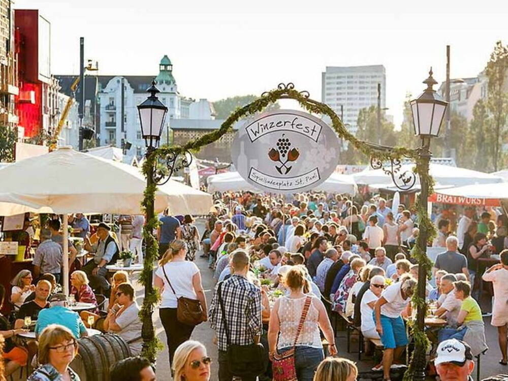 Herrliche Spätsommerabende auf dem Winzerfest St. Pauli auf dem Spielbudenplatz / © Spielbudenplatz e.V. Winzerfest