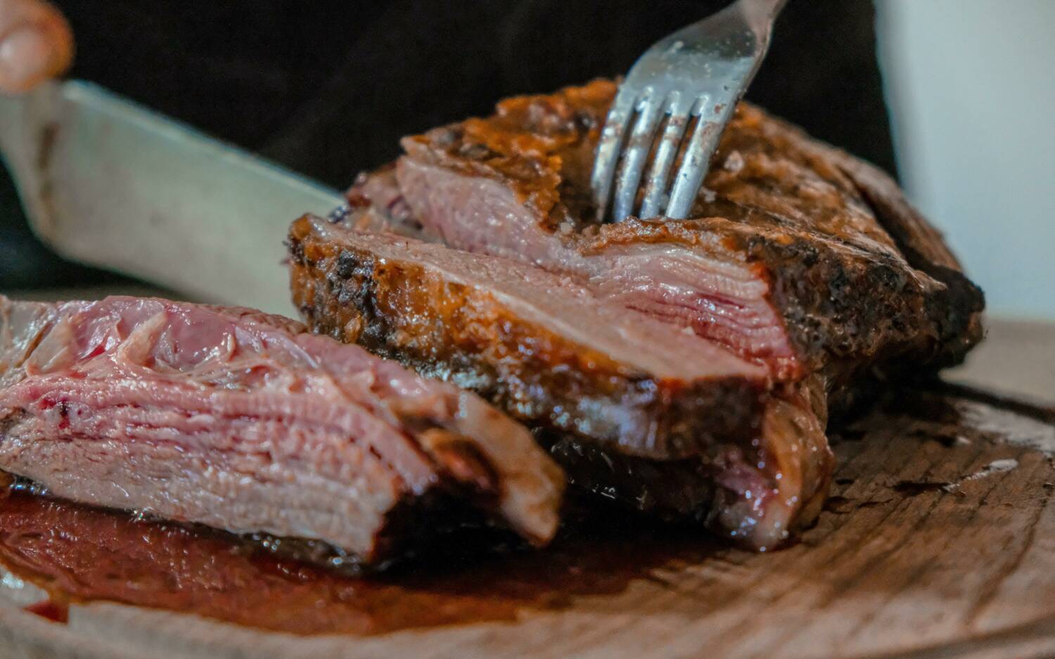 Im Block House kommt das Steak ohne Schnickschnack auf den Teller / ©Unpslash / Jose Ignacio