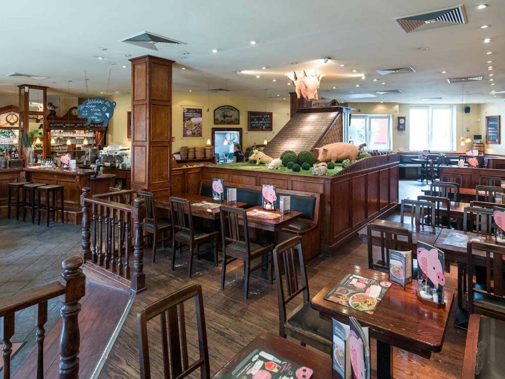 Passend zum Namen: die Dekoration im Schweinske / ©Schweinske Franchise GmbH