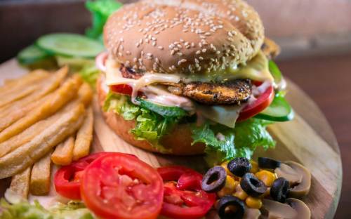 Vegane Burger stehen auch hier auf der Karte / ©Unsplash/ Haseeb Jamil