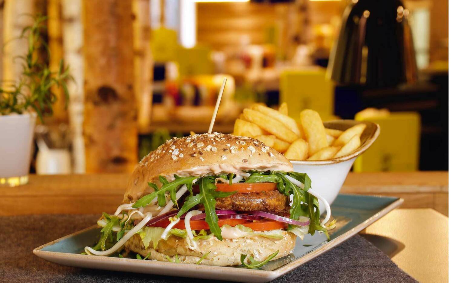 Vegane Burger stehen hier auch auf der Karte / ©Hans im Glueck