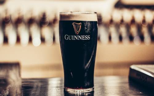 Ein Muss im Shamrock: Guinness Bier / ©Unsplash/Erik Jacobson