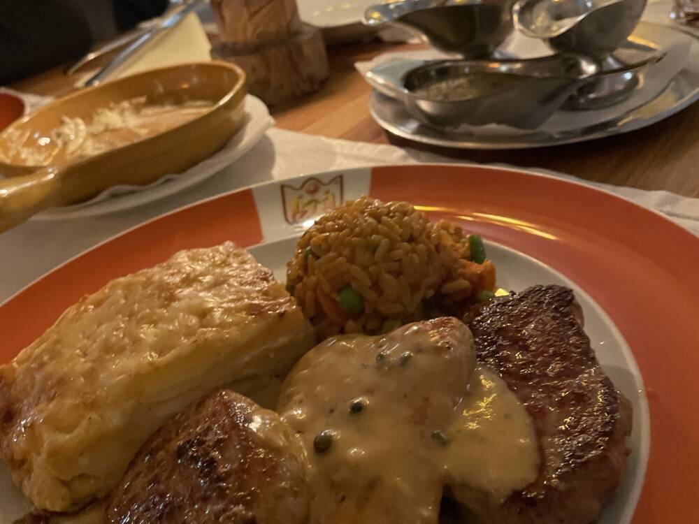 Kroatische Gerichte vom Grill wie der Tunici Teller kommen im Tunici auf den Tisch  / ©Michael Hein