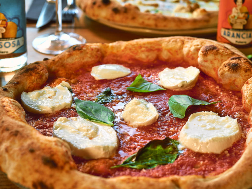 Luftiger Rand und saftiger Teig: Neapolitanische Pizza bei Spaccaforno / ©Marc Sill