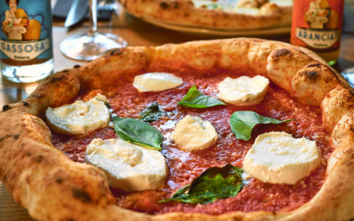 Luftiger Rand und saftiger Teig: Neapolitanische Pizza bei Spaccaforno / ©Marc Sill