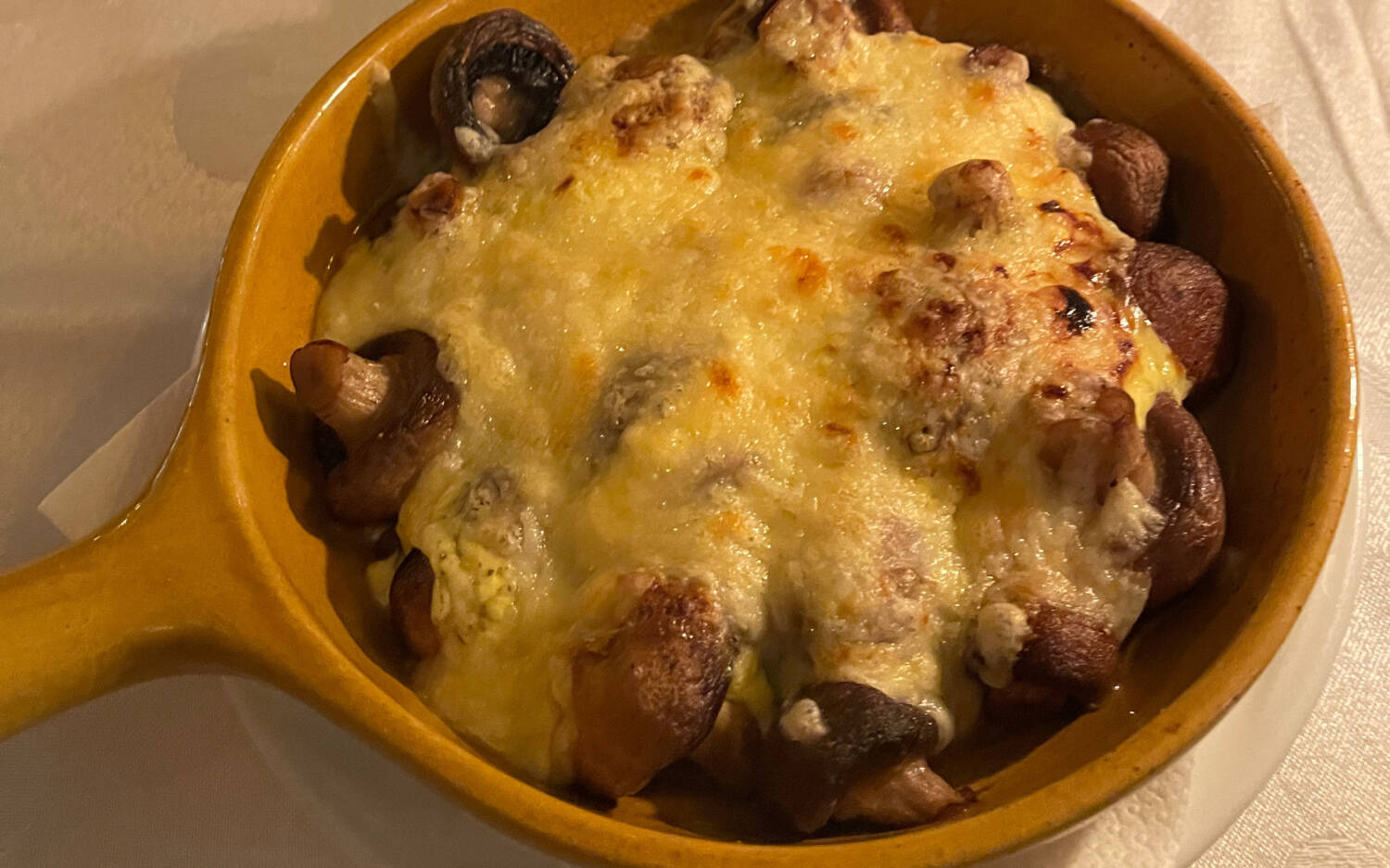 Mit Käse überbackene Pilz-Pfanne im Tunici   / ©Michael Hein
