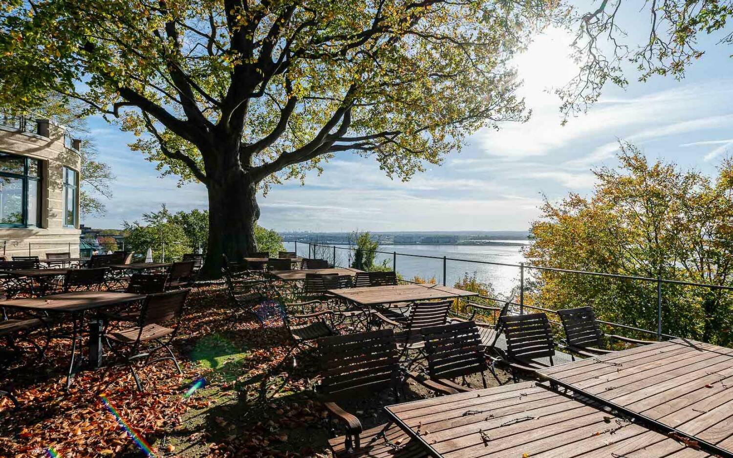 Platz für viele Besucher: die Terrasse der Süllberg Alm / ©Süllberg Alm