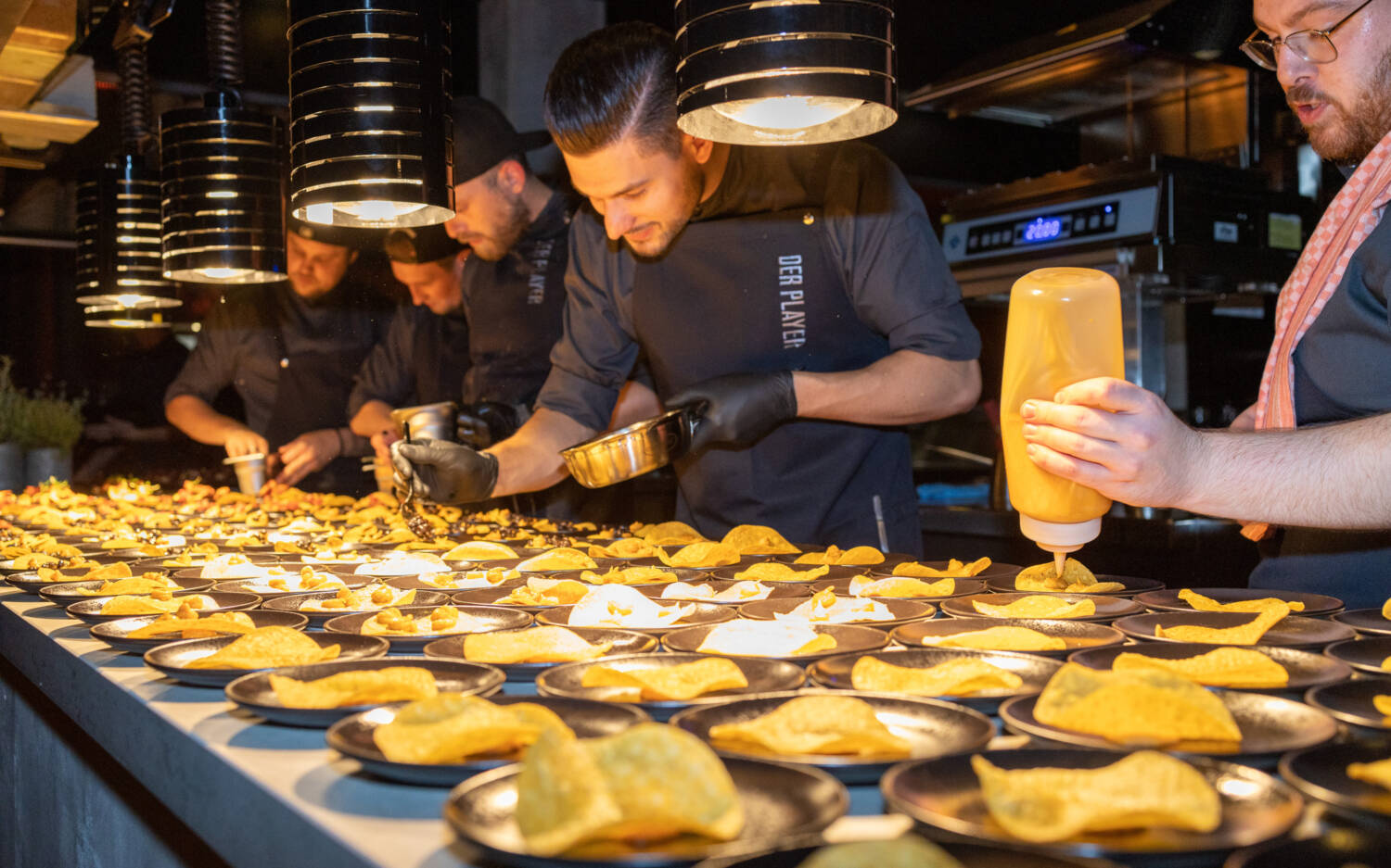 Aus der offenen Küche kommen Fine-Dining-Gerichte mit asiatischem und nordischem Twist / ©Eike F. Hübner