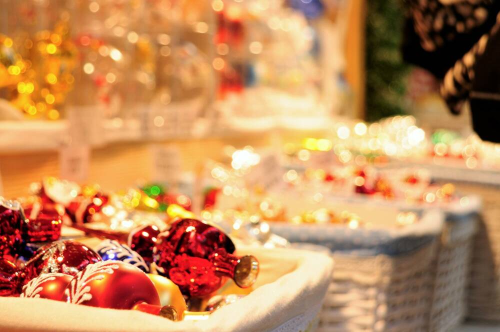 Bunt und glitzernd: Der Weihnachtsmarkt in Barmbek / ©Unsplash/Stella Tzertzeveli