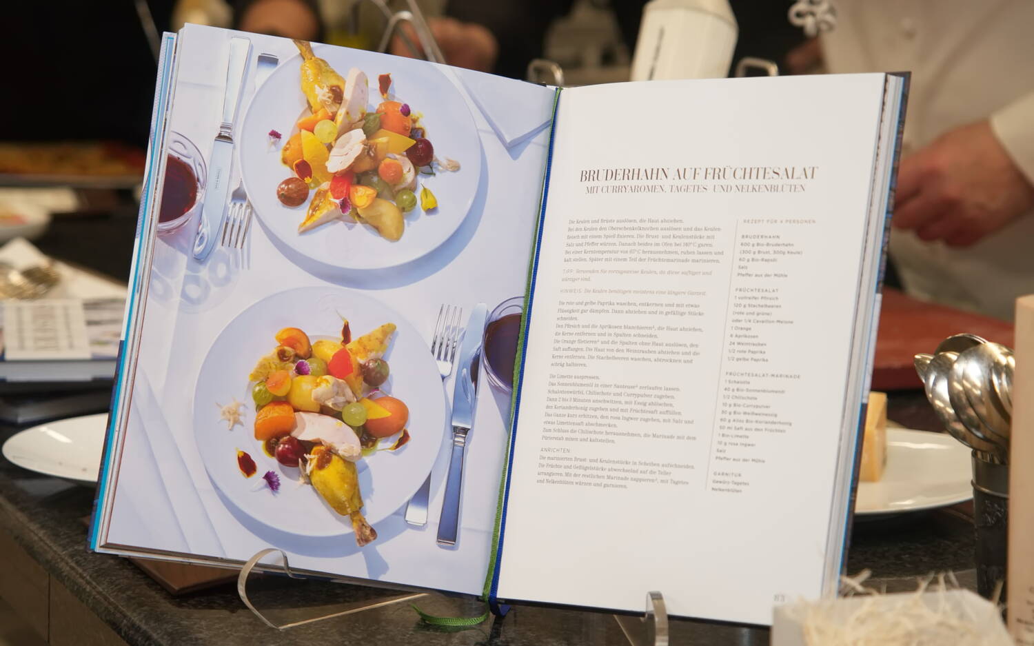 Das Menü „Bruderhahn auf Früchtesalat“ hat Heinz O. Wehmann für das Buch „Stories of Menu“ interpretiert / ©Malte Klauck