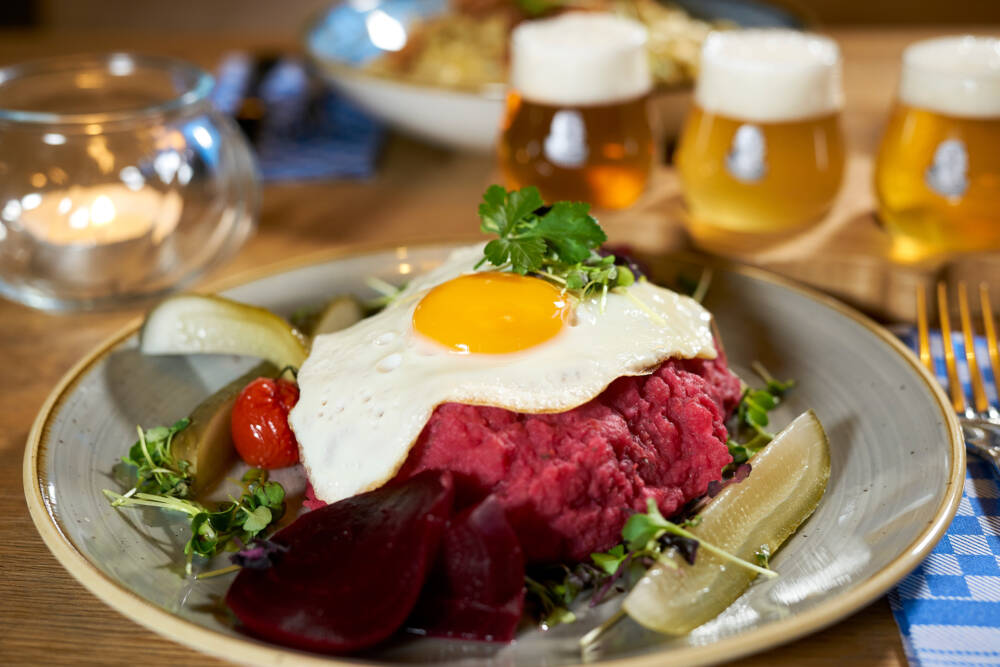 Das Traditionsgericht aus Hamburg: Labskaus, besteht aus Rindfleisch, Roter Bete, Gewürzgurken, Rollmops und Zwiebeln / ©Marc Sill