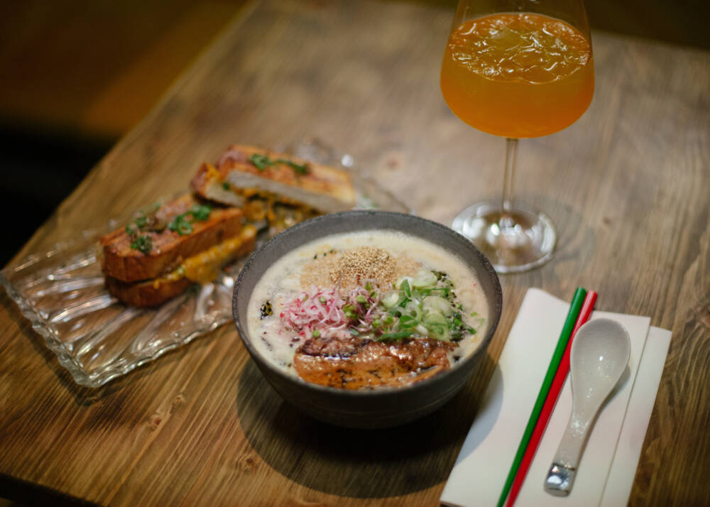 Hatcho Miso Ramen nach Panda Style mit Chashu Porkbelly, Aji-Ei und Radieschensprossen gibt es im Lesser Panda / ©David Strünning