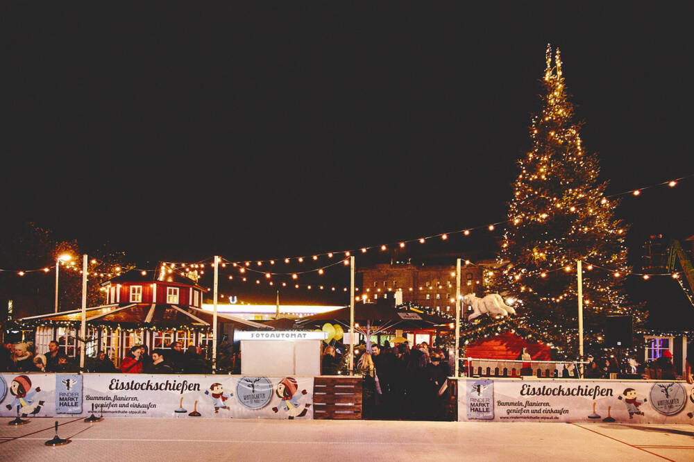 Im Wintergarten St. Pauli gibt’s neben Glühwein und Leckereien auch Eisstockschießen / ©Wintergarten St. Pauli