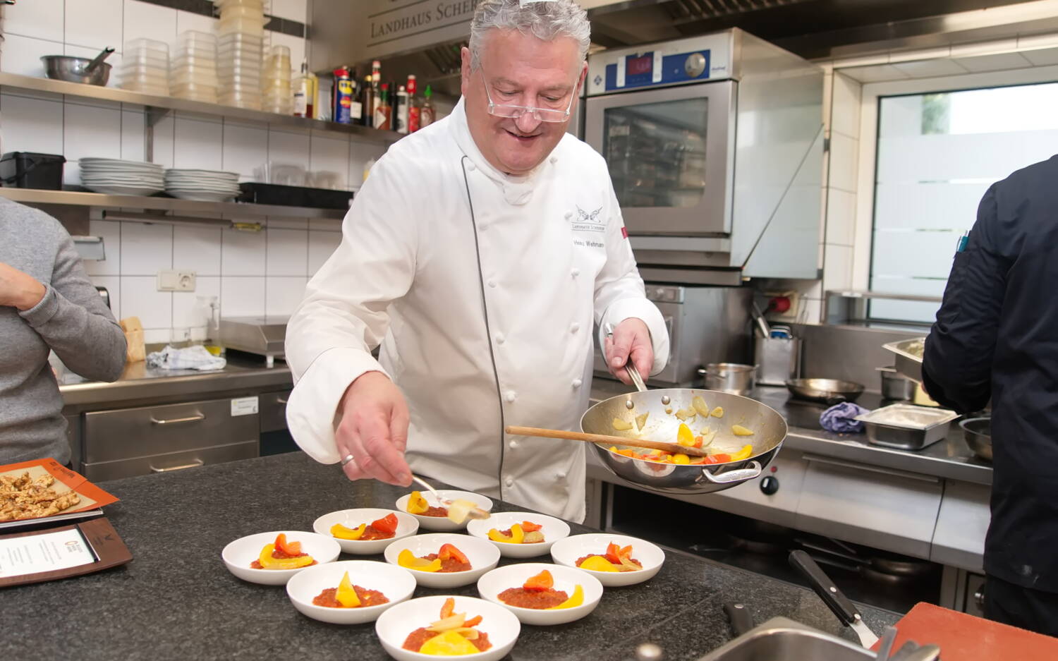 Kocht mit Liebe, Leidenschaft und einer großen Portion Fachwissen: Hamburgs Spitzengastronom Heinz O. Wehmann / ©Malte Klauck