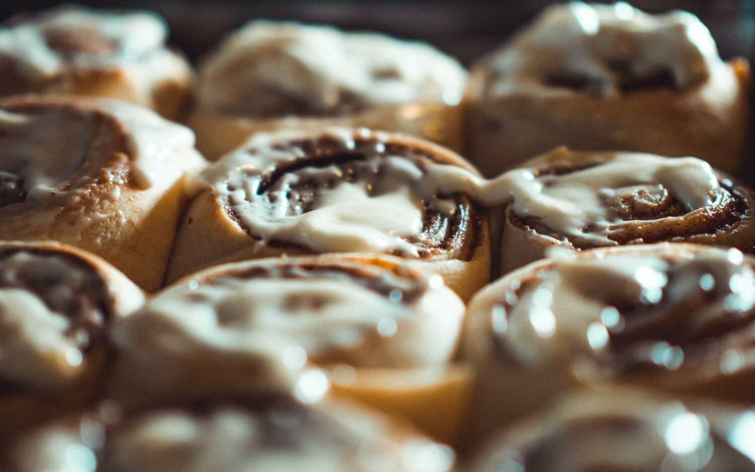 Lecker und zimtig: Bei Cinnamood gibt es Zimtschnecken in verschiedenen Sorten / ©Unsplash/Mark Olsen