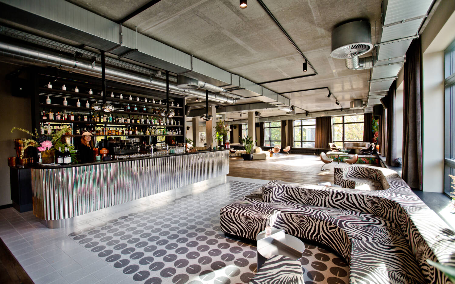 Mit einem Drink von der Bar auf den stylischen Sofas den Feierabend genießen / ©Nicole Malonnek