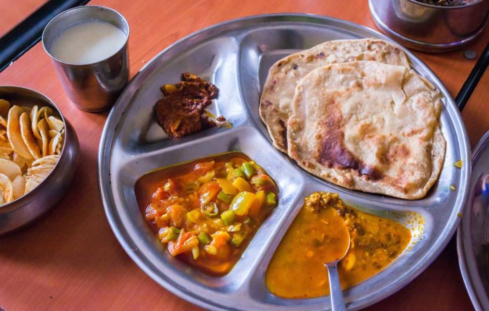 Nordindische Küche, serviert auf silbernen Tabletts wie in der Kantine / ©Genuss-Guide