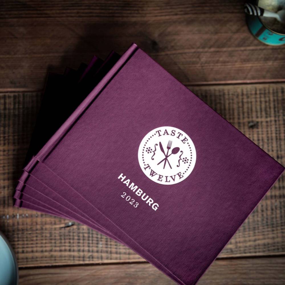 Zwölf Restauranterlebnisse befinden sich in dem violetten Büchlein / ©Studio Polylog GmbH