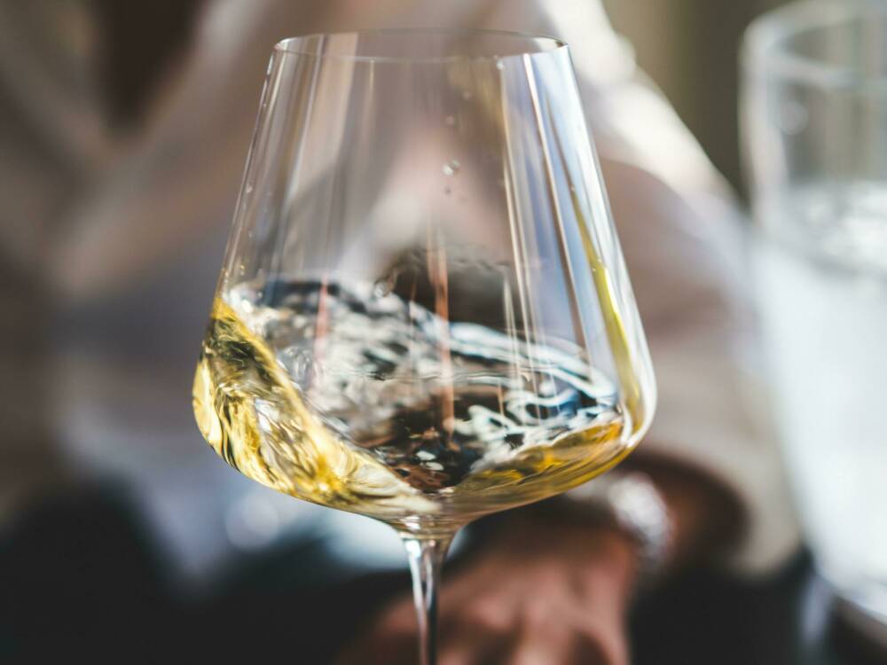 Beim Vinieren wird das Glas mit dem Wein benetzt / ©Unsplash/Big Dodzy