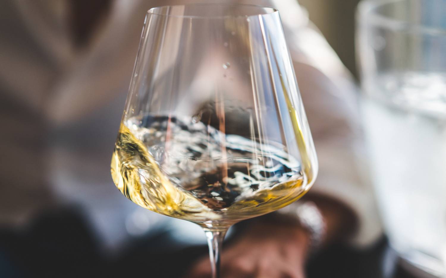 Beim Vinieren wird das Glas mit dem Wein benetzt / ©Unsplash/Big Dodzy