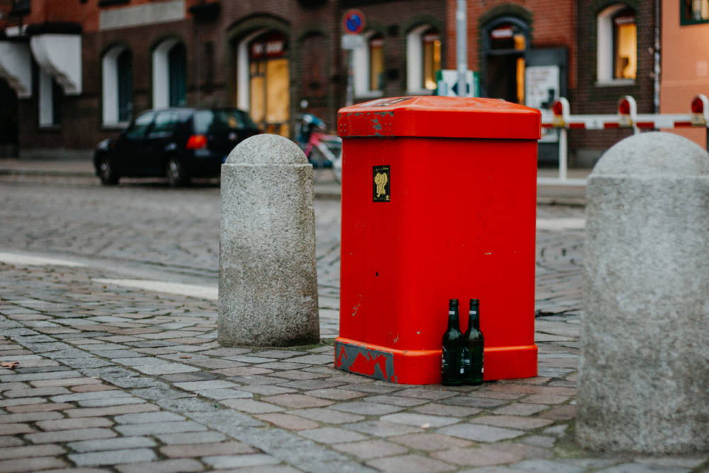 Beugt Verletzungen vor: Pfandflaschen neben den Mülleimer stellen / ©Johanna Zobel