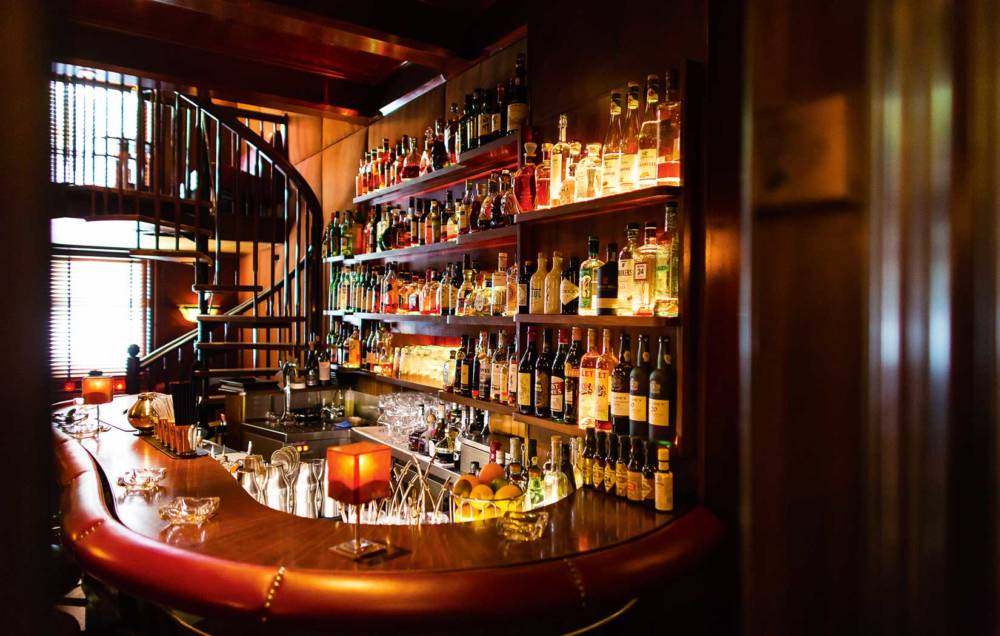 Die wohl kleinste Bar Hamburgs: Jahreszeiten Bar / ©Guido Leifhelm