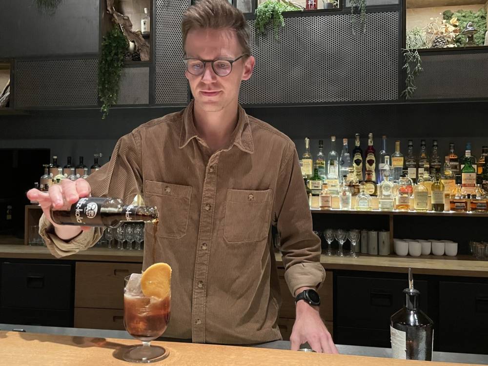 Drilling-Barchef Laurenz Ortlieb mixt gern fritz-kola in seine Cocktail-Kreationen / © Karoline Gebhardt