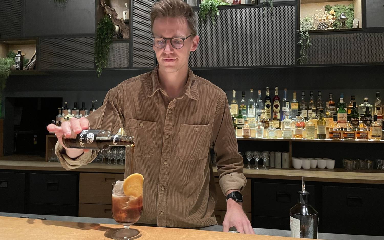 Drilling-Barchef Laurenz Ortlieb mixt gern fritz-kola in seine Cocktail-Kreationen / © Karoline Gebhardt