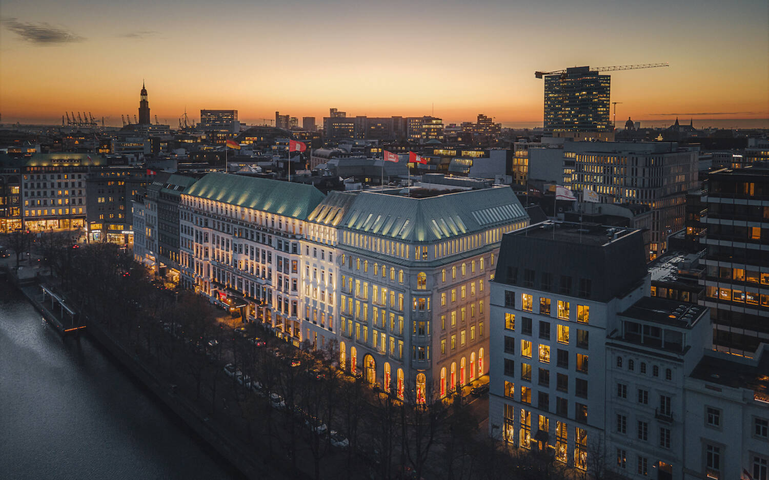 Eine Augenweide an der Alster: Das Hotel Vier Jahreszeiten gehört fest zu Hamburg / ©Fairmont Hotel Vier Jahreszeiten Hamburg