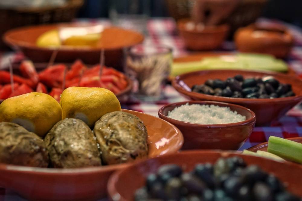 Griechische Köstlichkeiten in Hülle und Fülle warten im Restaurant Vezos / ©Unsplash Robert Anasch