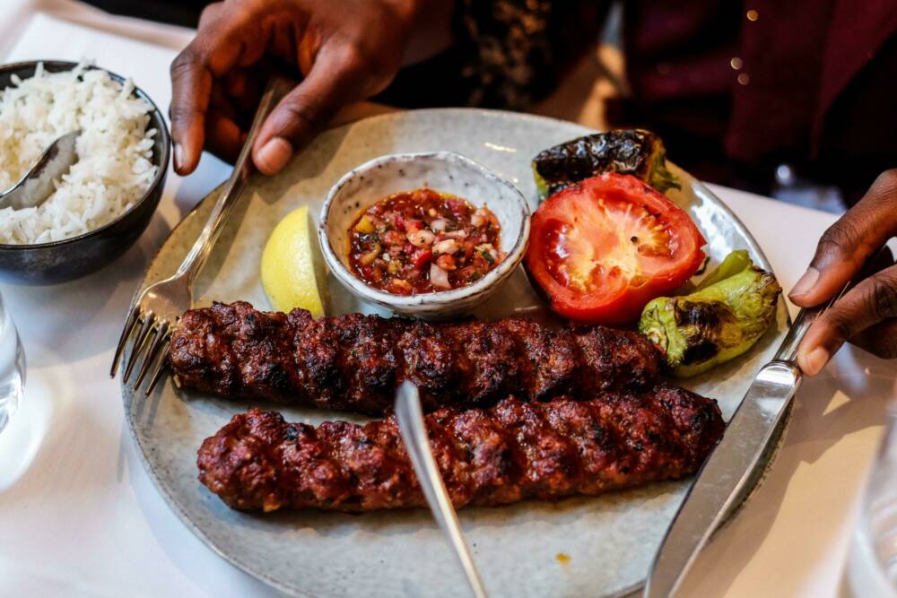 Lamm- und Hähnchenfleisch werden im Akdeniz Tantuni über Holzkohle gegrillt / ©Unsplash/Suad Kamardeen 