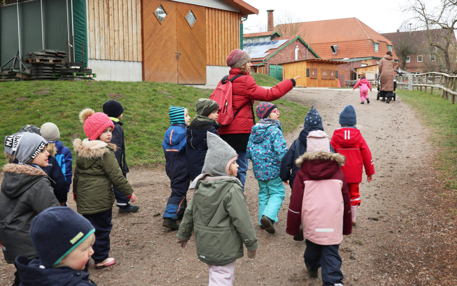 Ausflug auf den Bauernhof: Die „Brombeerkinder“ lernen heute Nachhaltigkeit hautnah / ©Alex Baur