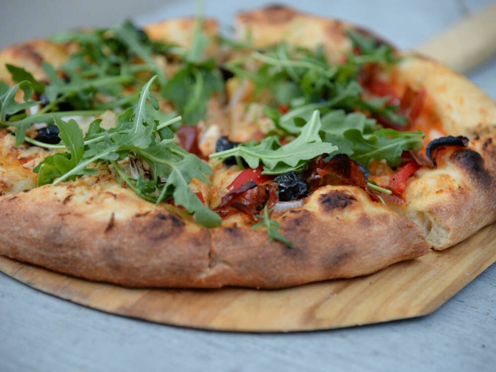 Im mediterranen Restaurant Bei uns darf man sich die Pizza nicht entgehen lassen / ©Unsplash/David Nuescheler