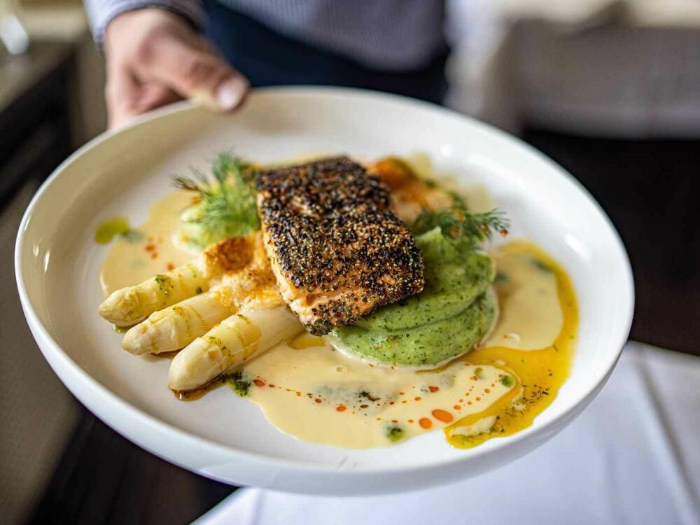 Neben Wiener Schnitzel und einigen Pasta-Gerichten steht in der Saison auch Spargel auf der Karte / ©unsplash/Stefan Schauber