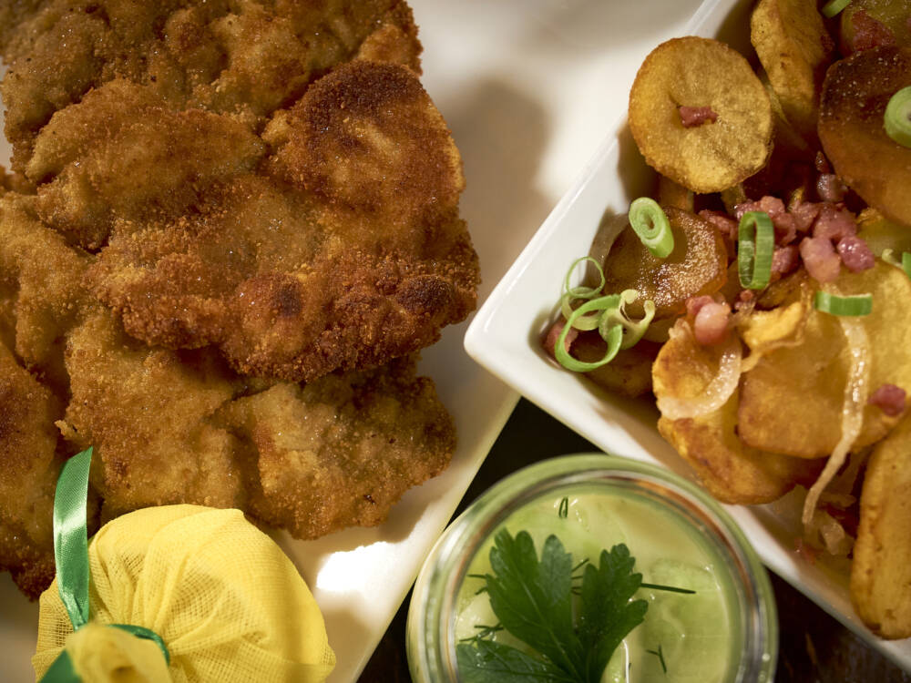 Schnitzel mit Bratkartoffeln – ein Klassiker im Dorf / ©Marc Sill